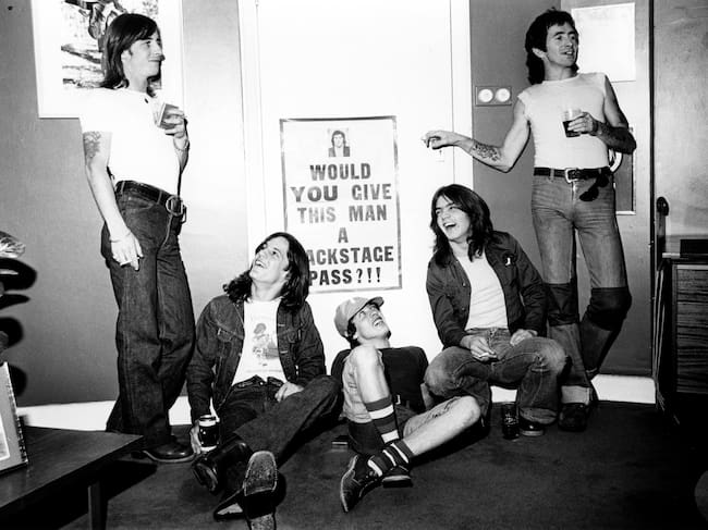 REINO UNIDO - 1 DE ENERO: Foto de Bon SCOTT, Mark EVANS, Malcolm YOUNG, Phil RUDD, Angus YOUNG, AC/DC y AC DC; de izquierda a derecha: Phil Rudd, Mark Evans, Angus Young, Malcolm Young, Bon Scott, posando en una foto grupal durante la recepción de prensa en las oficinas de WEA (Foto de Dick Barnatt/Redferns).