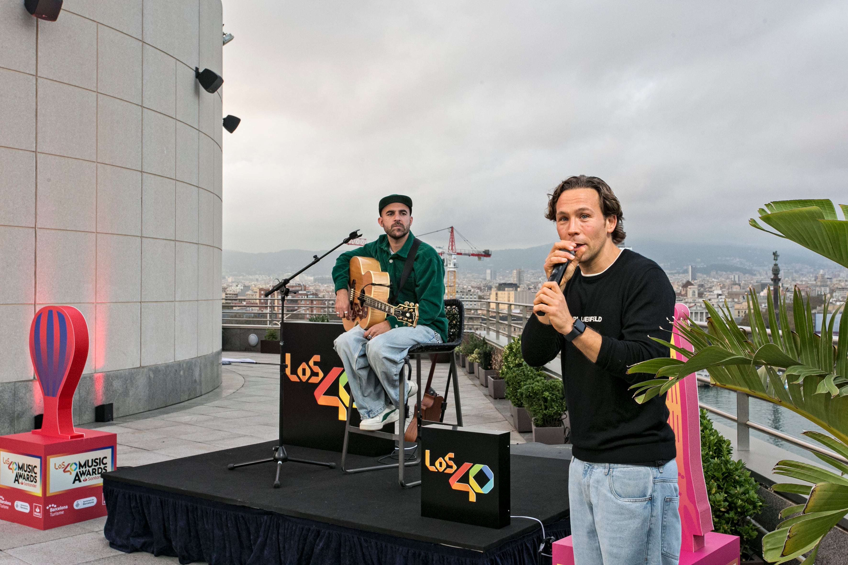 Nil Moliner y el presentador Óscar Martínez en el segundo Secret Show de la Music Week de LOS40