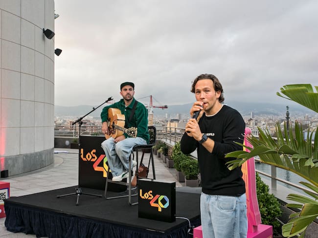 Nil Moliner y el presentador Óscar Martínez en el segundo Secret Show de la Music Week de LOS40