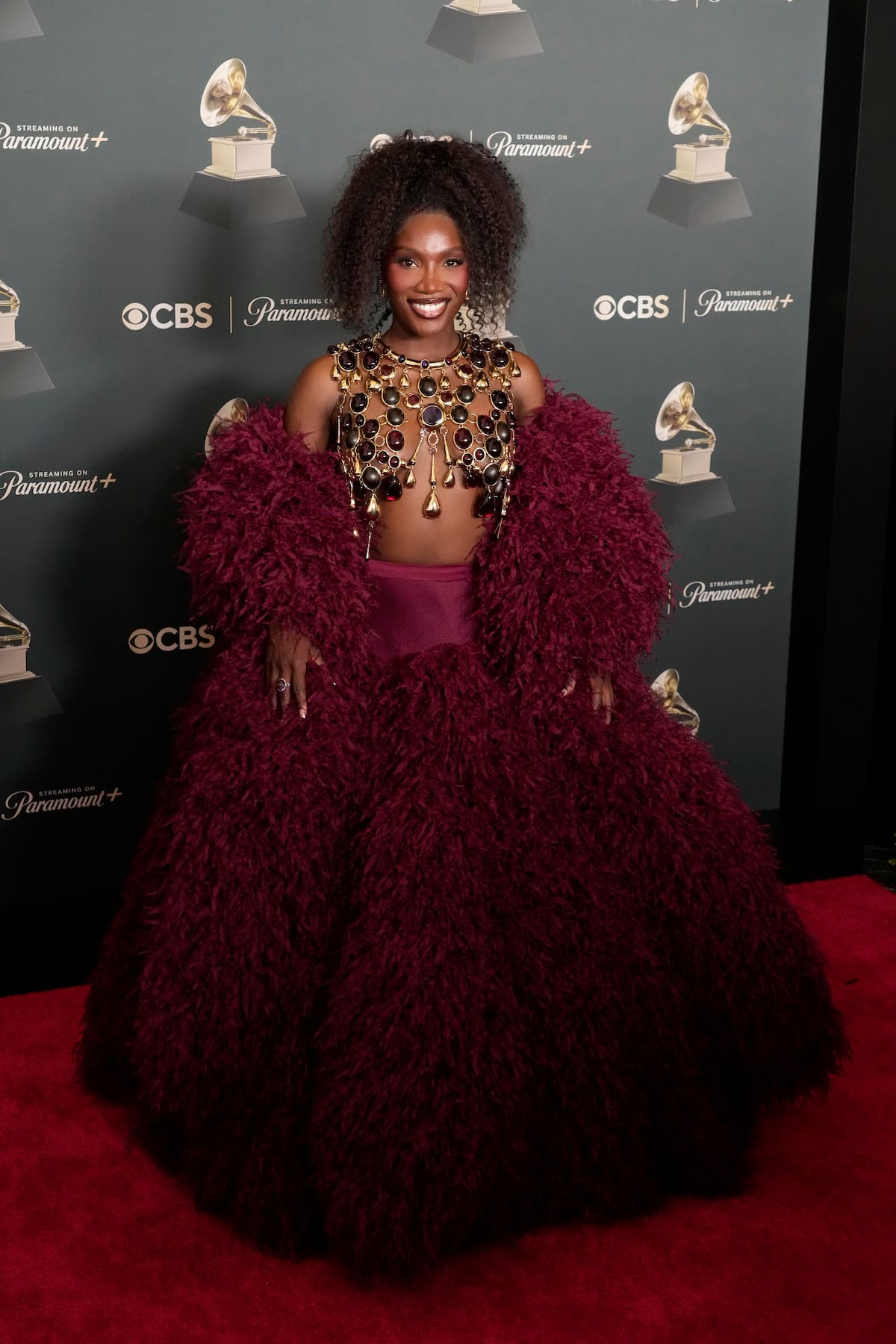 Más plumas en un diseño muy voluminoso y cuerpo en pedrería para la rapera Doechii que apostó por Roberto Cavalli.