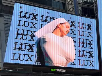 Rosalía sorprende con una aparición pública en la plaza de Callao de Madrid para presentar 'LUX'