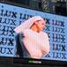 Rosalía sorprende con una aparición pública en la plaza de Callao de Madrid para presentar 'LUX'