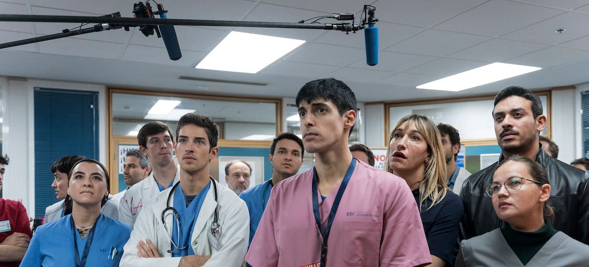 Marwa Bakthat como May, Manu Ríos como Biel, Abril Zamora como Neus y Amin Hamada como Oriol en el rodaje de 'Respira'. / Carla Oset/Netflix