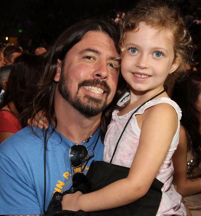 David Grohl con su hija Violet en 2011.