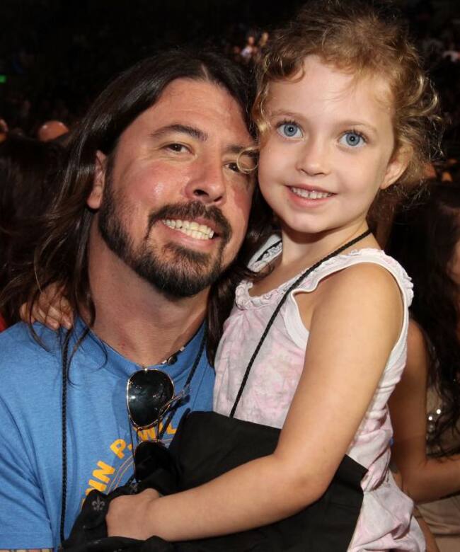 David Grohl con su hija Violet en 2011.
