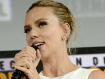 Scarlett Johansson presume anillo de compromiso en Comic Con 2019
