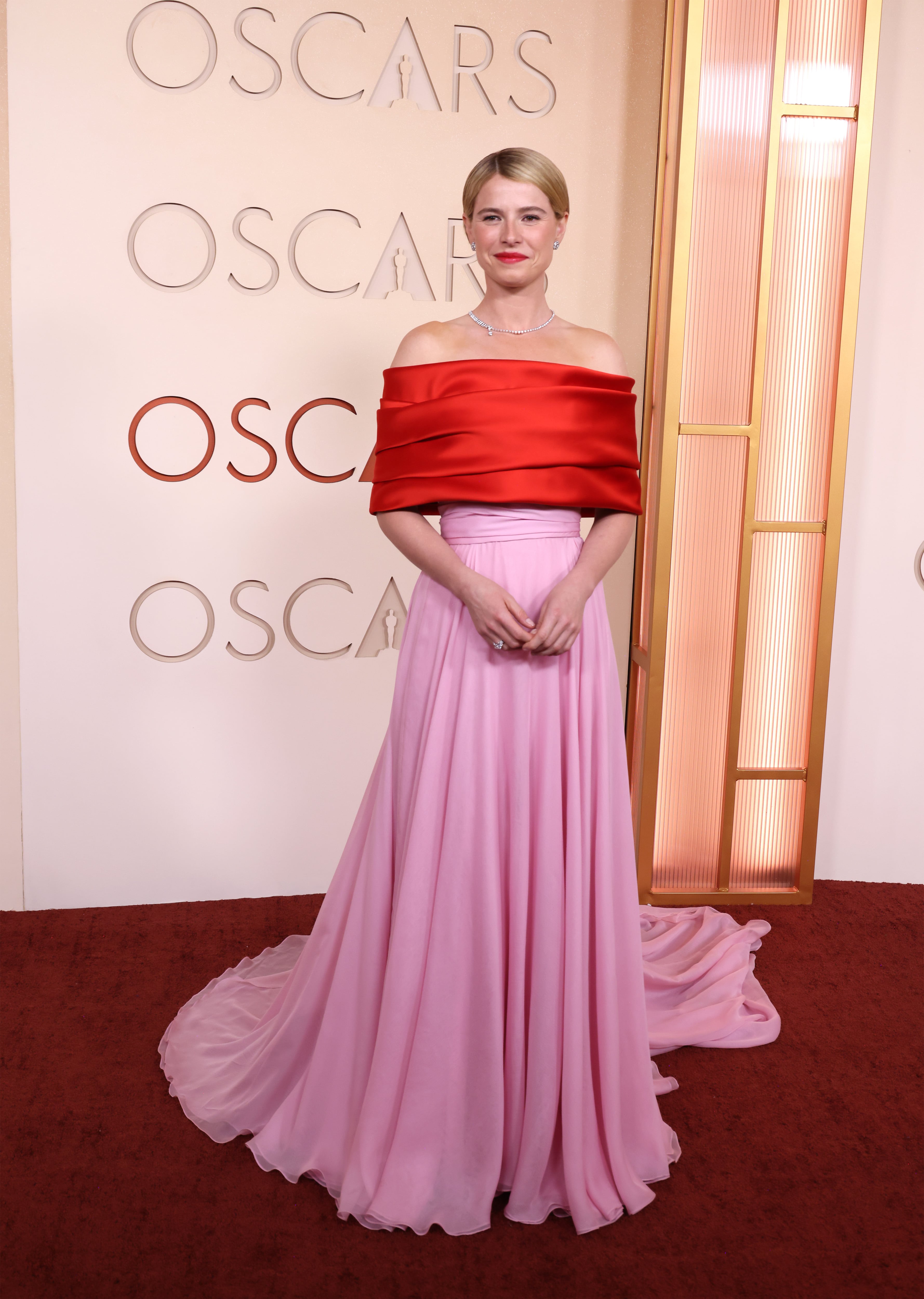 Existió un tiempo en el que rojo y rosa no eran combinables. Ahora hemos traspasado esa barrera y buena muestra es este fluido vestido de Chanel de aire romántico que tan bien le sienta a una de las actrices nominadas y una de las favoritas por su trabajo en Hamnet, Jessie Buckley.