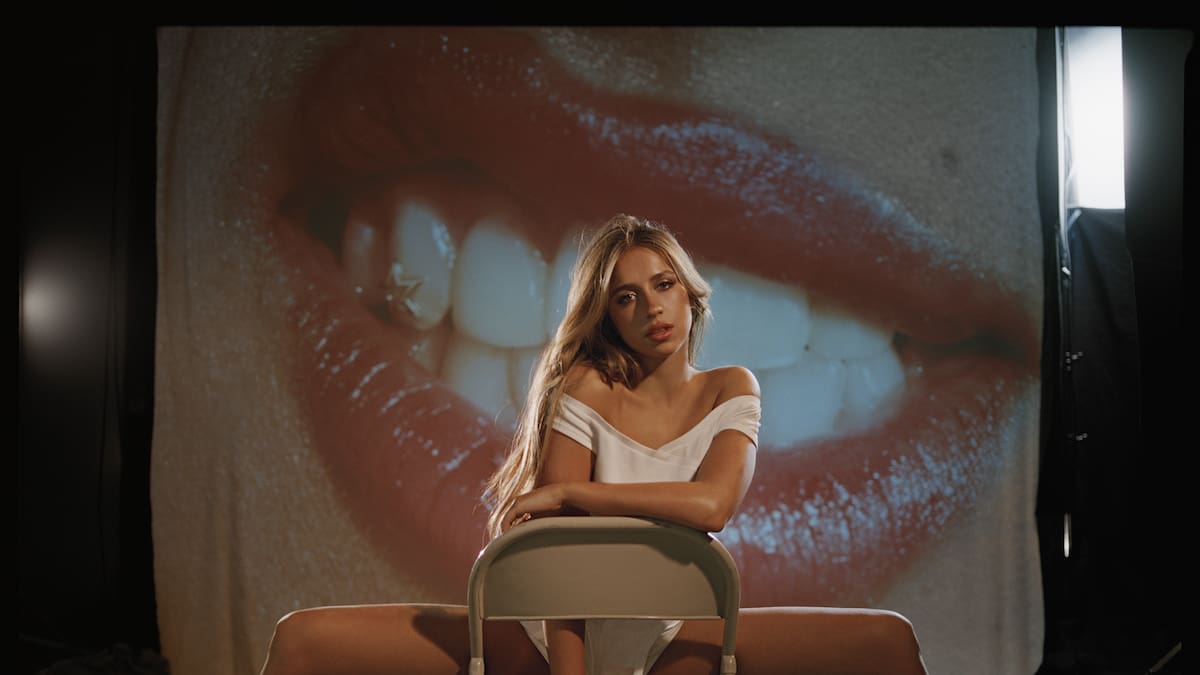 La última campaña de Calvin Klein juega con la identidad de su protagonista y muchos coinciden: ¿Tate McRae?