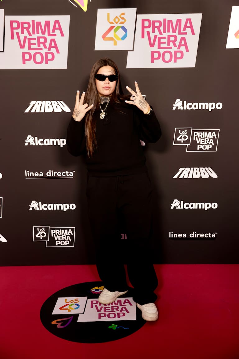 La rapera Ptazeta ha sorprendido en la alfombra roja de LOS40 Primavera Pop 2026 con un total black y gafas de sol.