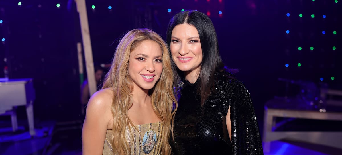 Shakira y Laura Pausini en los Latin Grammys de 2023, en Sevilla.