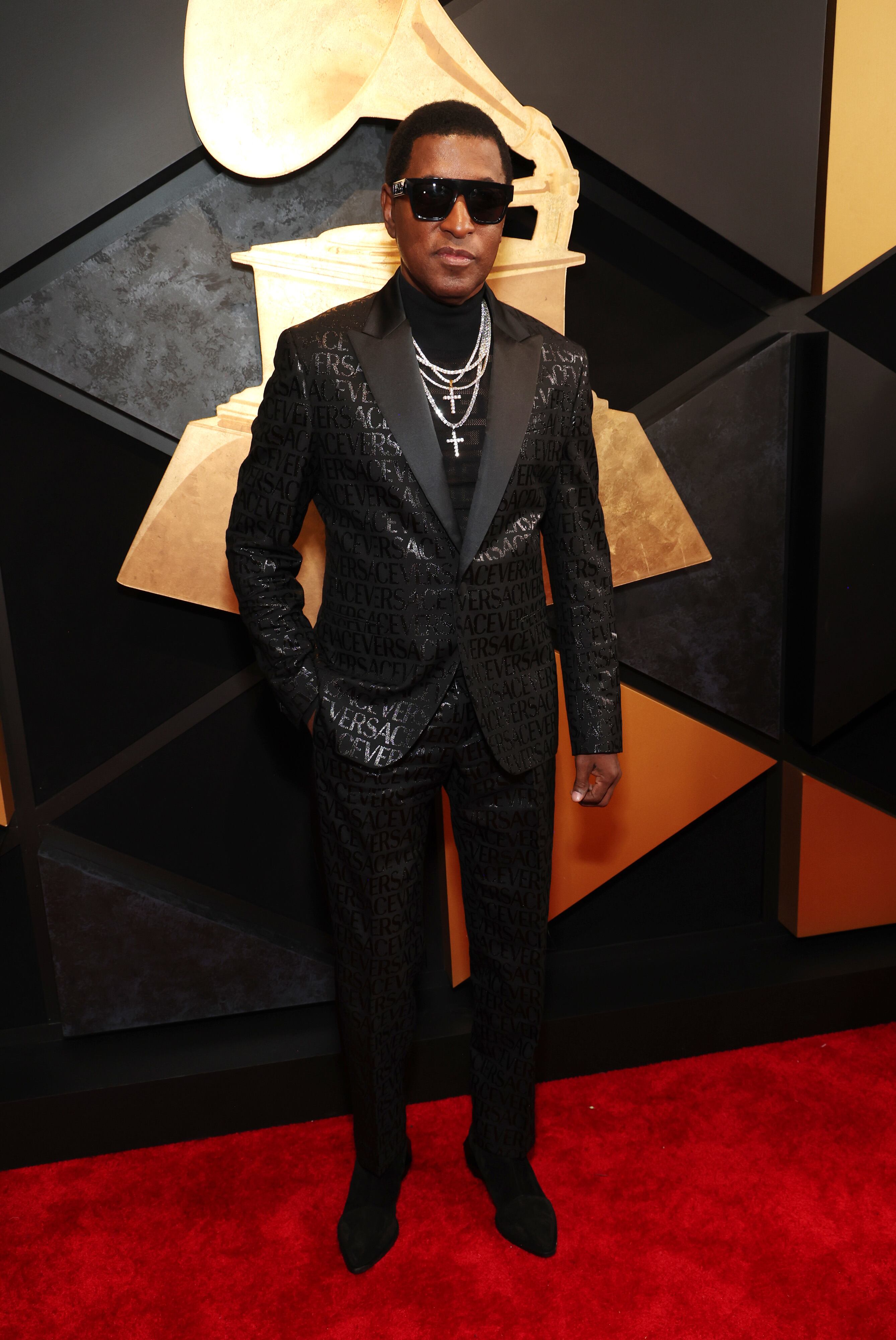 Babyface nos dejó claro en la alfombra de los Premios grammy que el clásico de traje y chaqueta en negro puede tener más de una dimensión y más de un reflejo. Y que las joyas no son sólo competencia exclusiva femenina