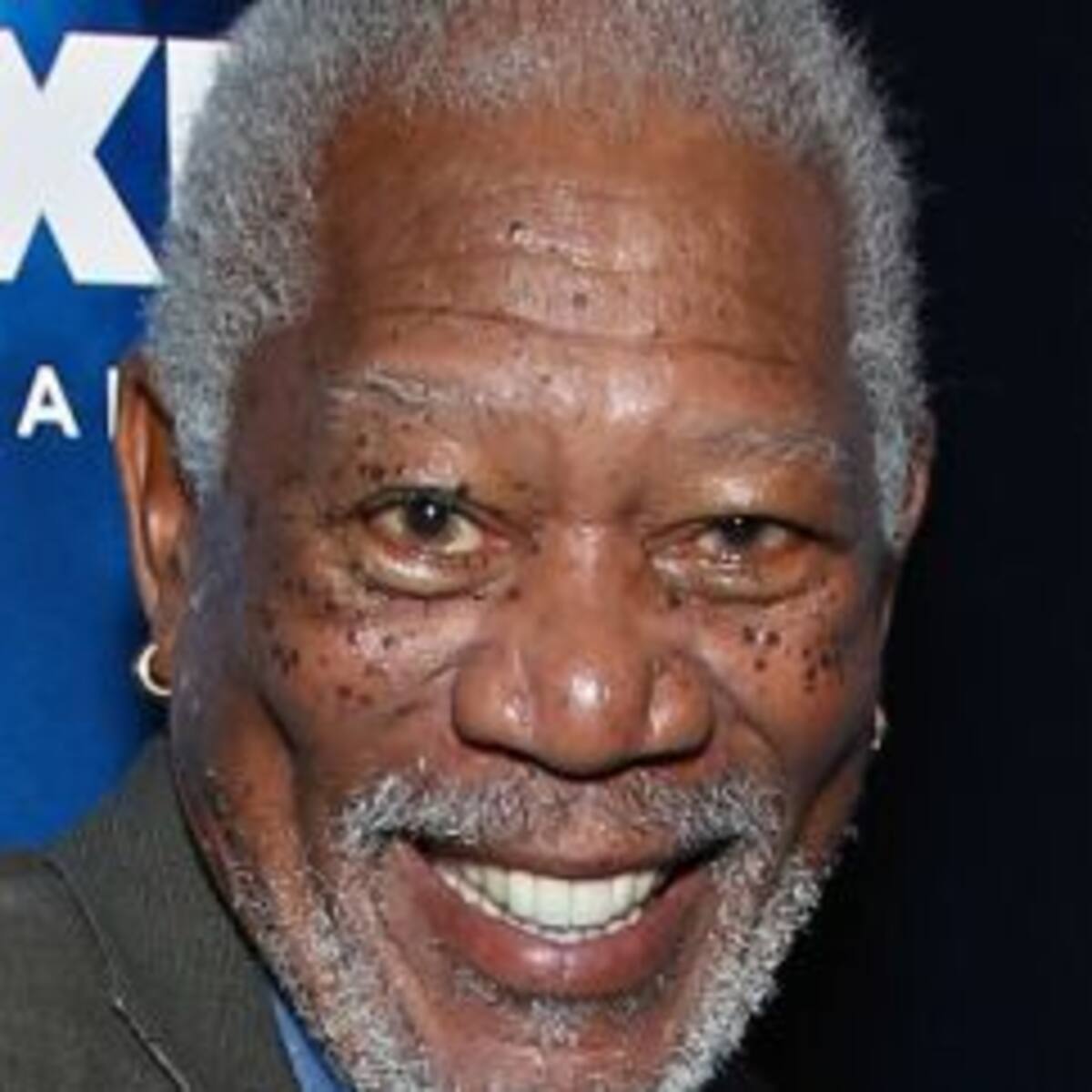 Morgan Freeman recita "Love Yourself" de Justin Bieber