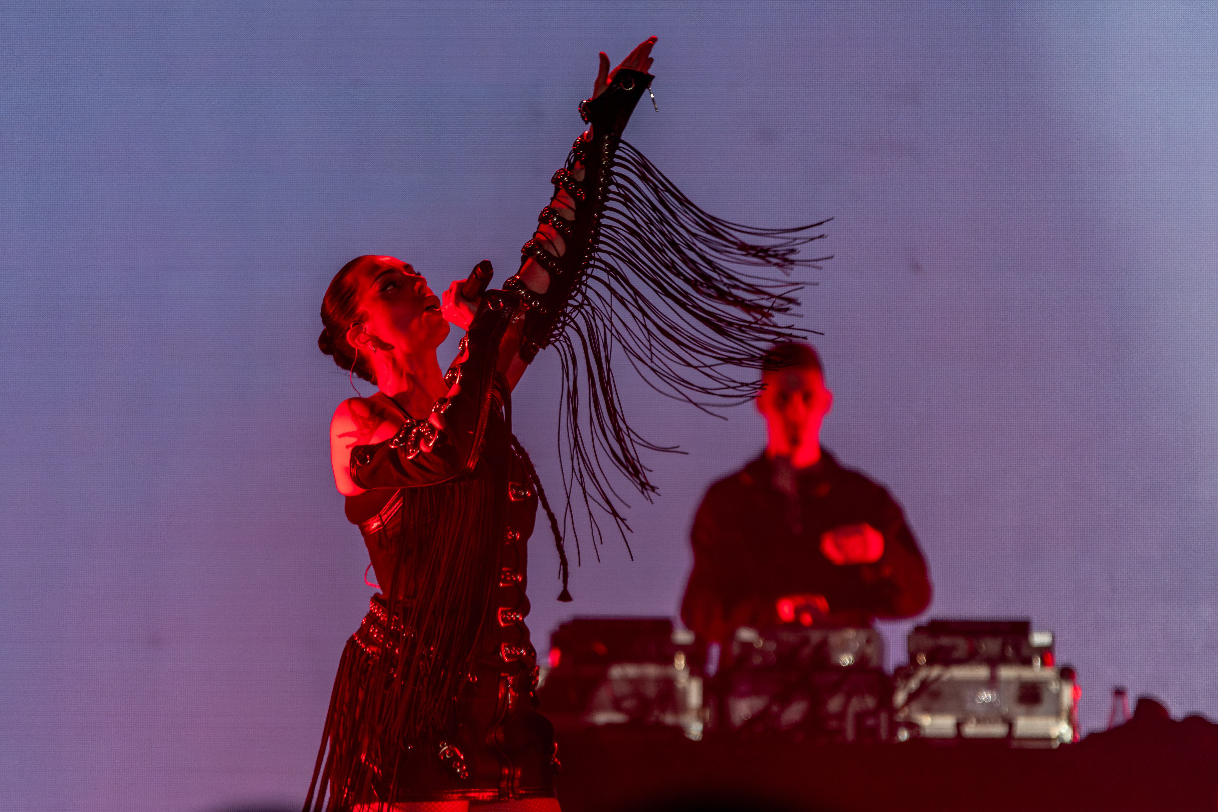 Imparable, Mala Rodríguez revoluciona el evento con su garra y fuerza sobre el escenario.