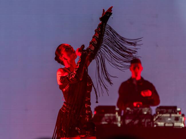 Imparable, Mala Rodríguez revoluciona el evento con su garra y fuerza sobre el escenario.