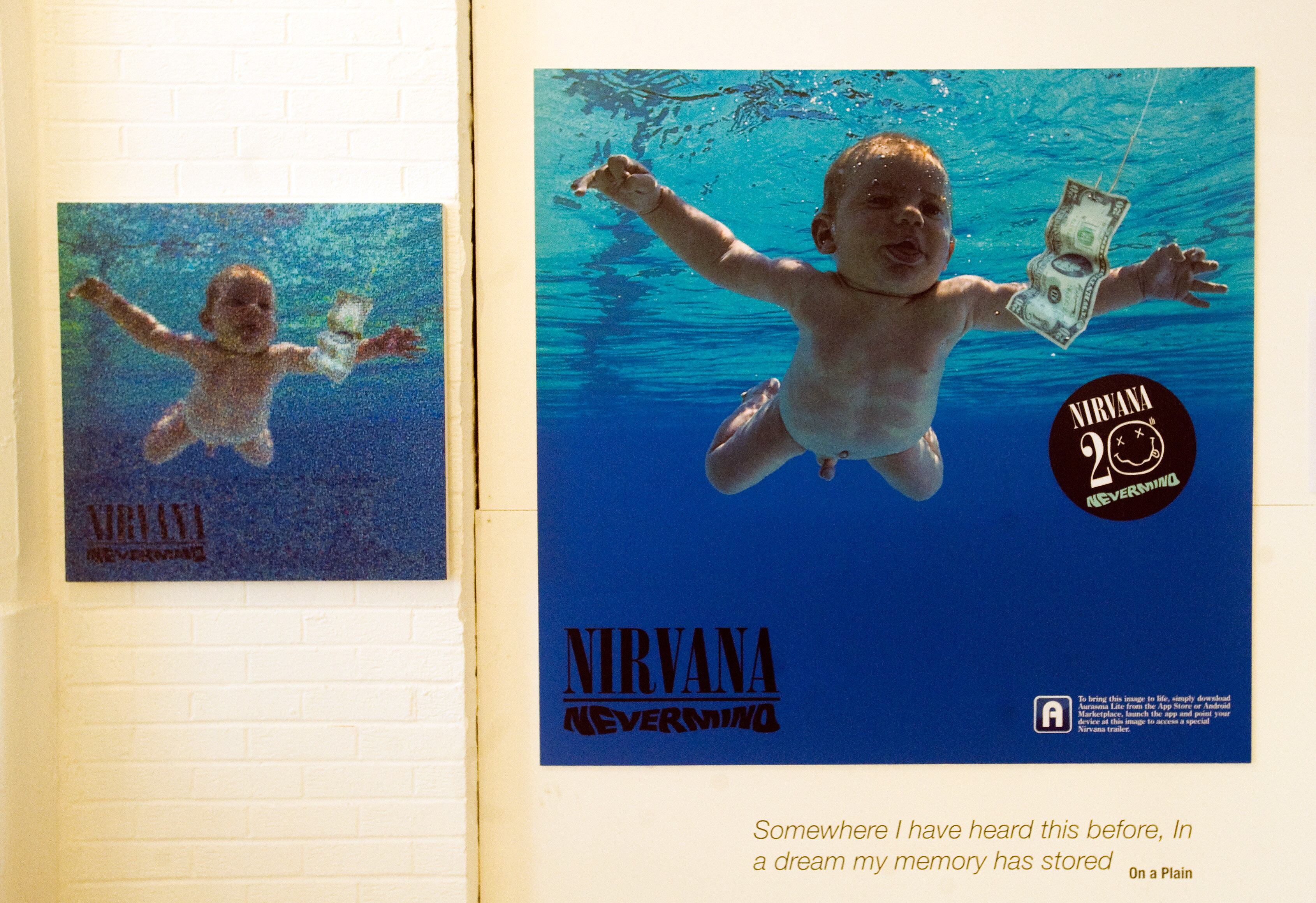 Imagen de una exhibicion de objetos de Nevermind de Nirvana