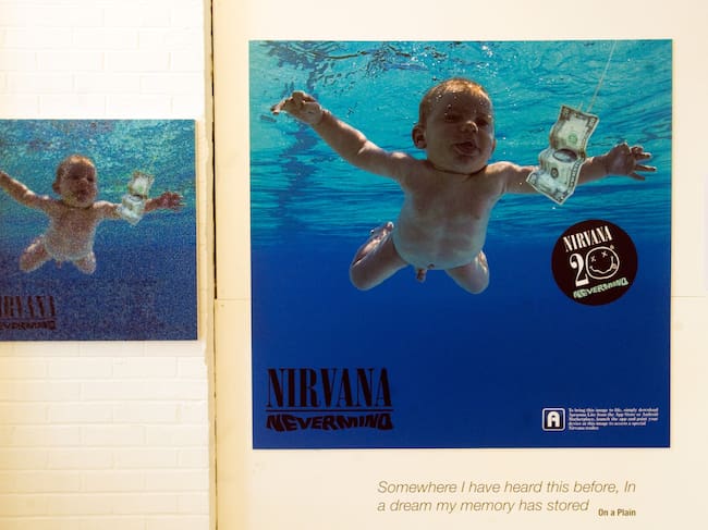 Imagen de una exhibicion de objetos de Nevermind de Nirvana