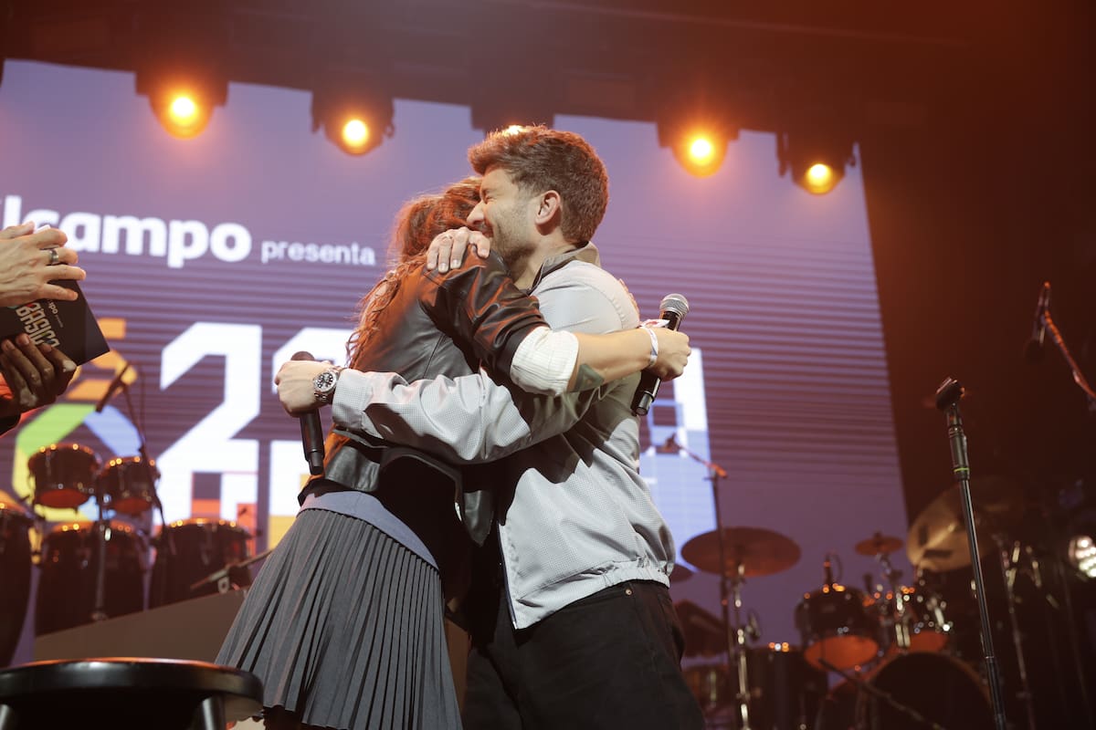 Pablo Alborán y Abril Zamora se funden en un abrazo, durante el show del malagueño para LOS40 Básico.