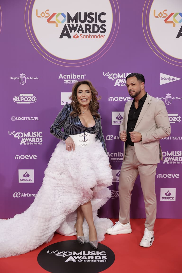 Benita, la vidente y colaboradora de &#039;Anda Ya&#039;, con un look a la altura de la noche en LOS40 Music Awards Santander 2025.