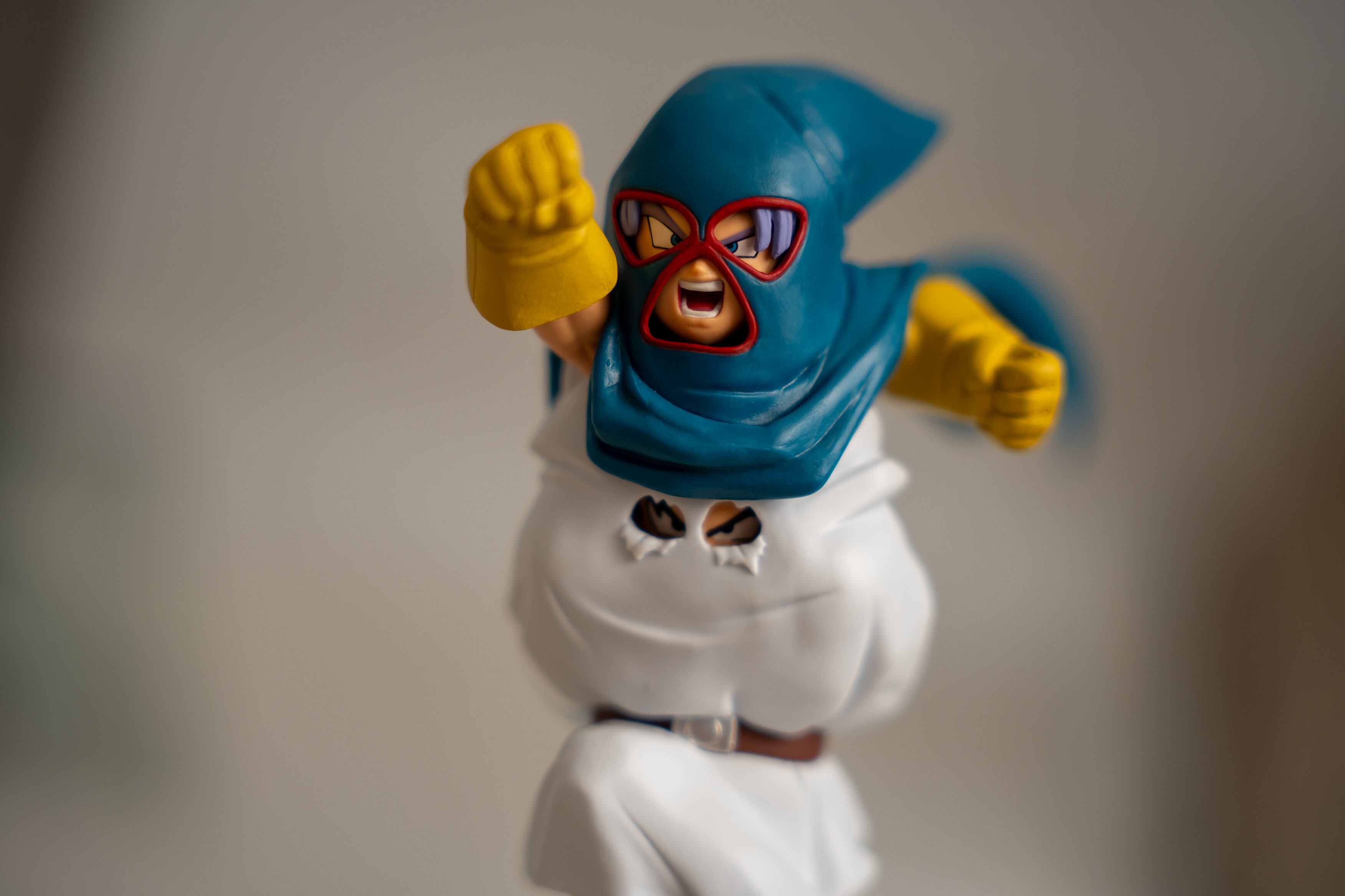 Android 18 y Mighty Mask miden sus fuerzas frente al Señor Satán.