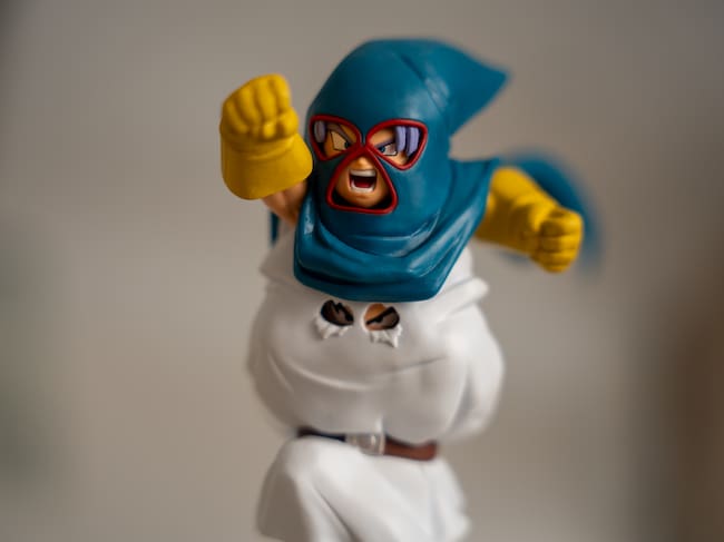 Android 18 y Mighty Mask miden sus fuerzas frente al Señor Satán.