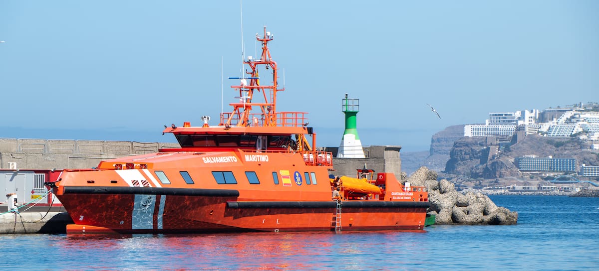 Un buque de Salvamento Marítimo en el puerto de Las Palmas.