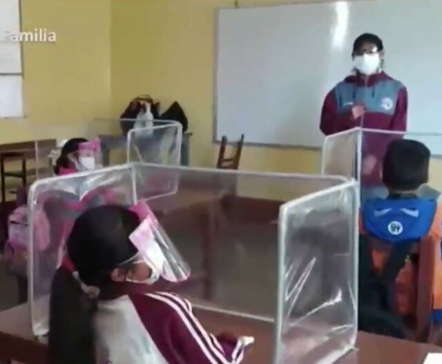 La profesora Aida Careaga hizo unos cubículos de madera y plástico para los pupitres de sus alumnos