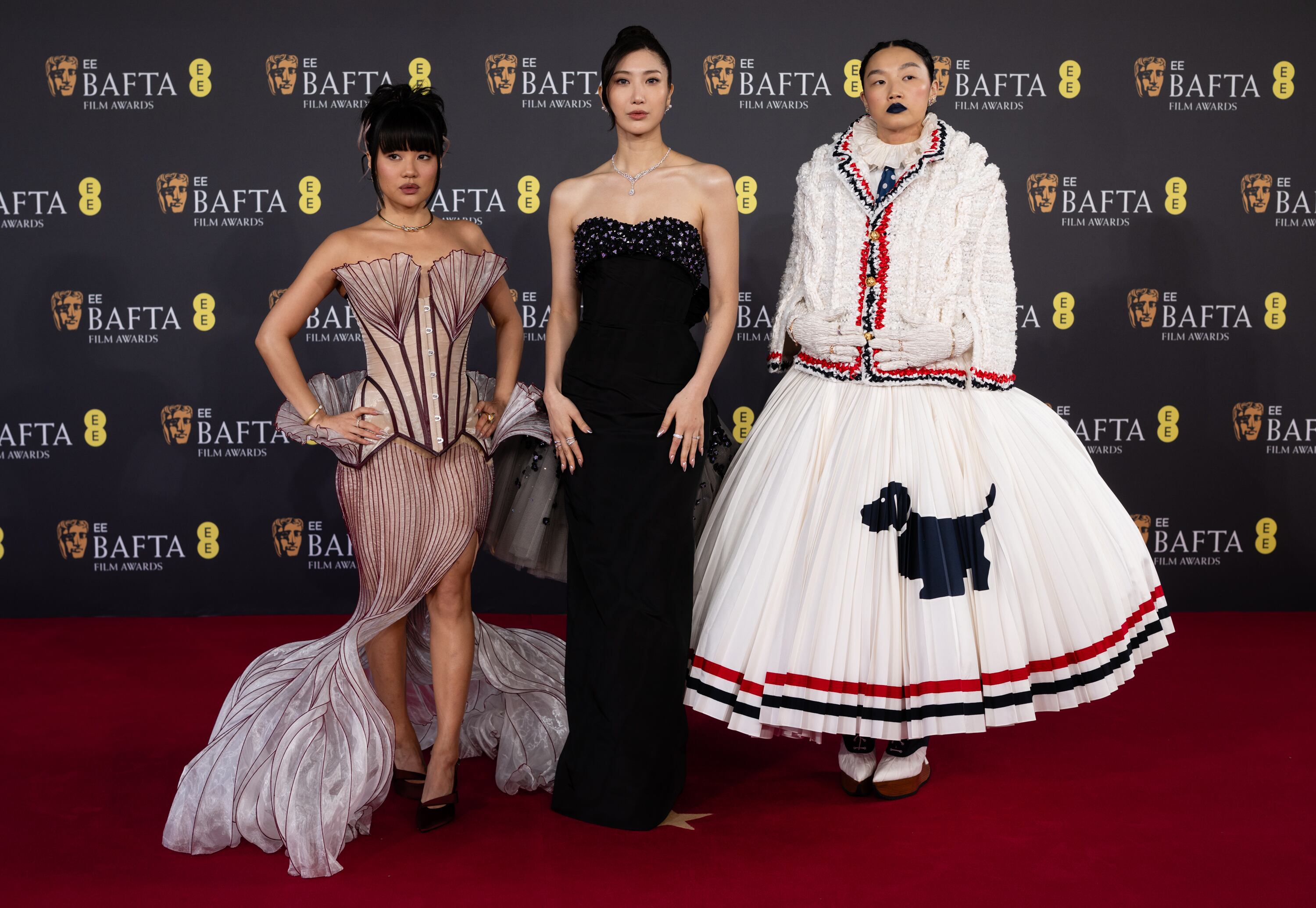 Rei Ami, EJAE, Audrey Nuna, o lo que es lo mismo, Huntr/x, ya habían confirmado su asistencia en los BAFTA para interpretar Golden y estábamos deseando verlas. Rei Ami y EJAE coincidieron en elegir a Dior para sus llamativos outfits.