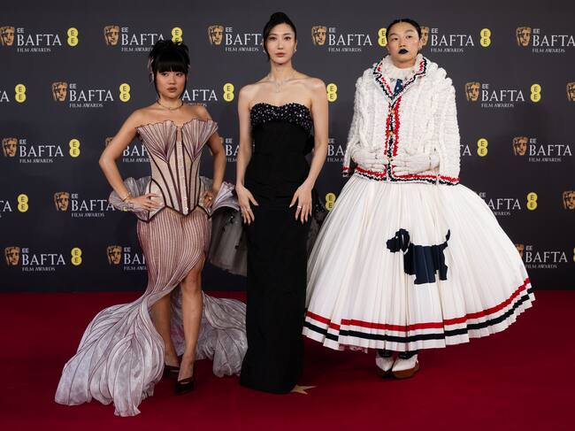 Rei Ami, EJAE, Audrey Nuna, o lo que es lo mismo, Huntr/x, ya habían confirmado su asistencia en los BAFTA para interpretar Golden y estábamos deseando verlas. Rei Ami y EJAE coincidieron en elegir a Dior para sus llamativos outfits.