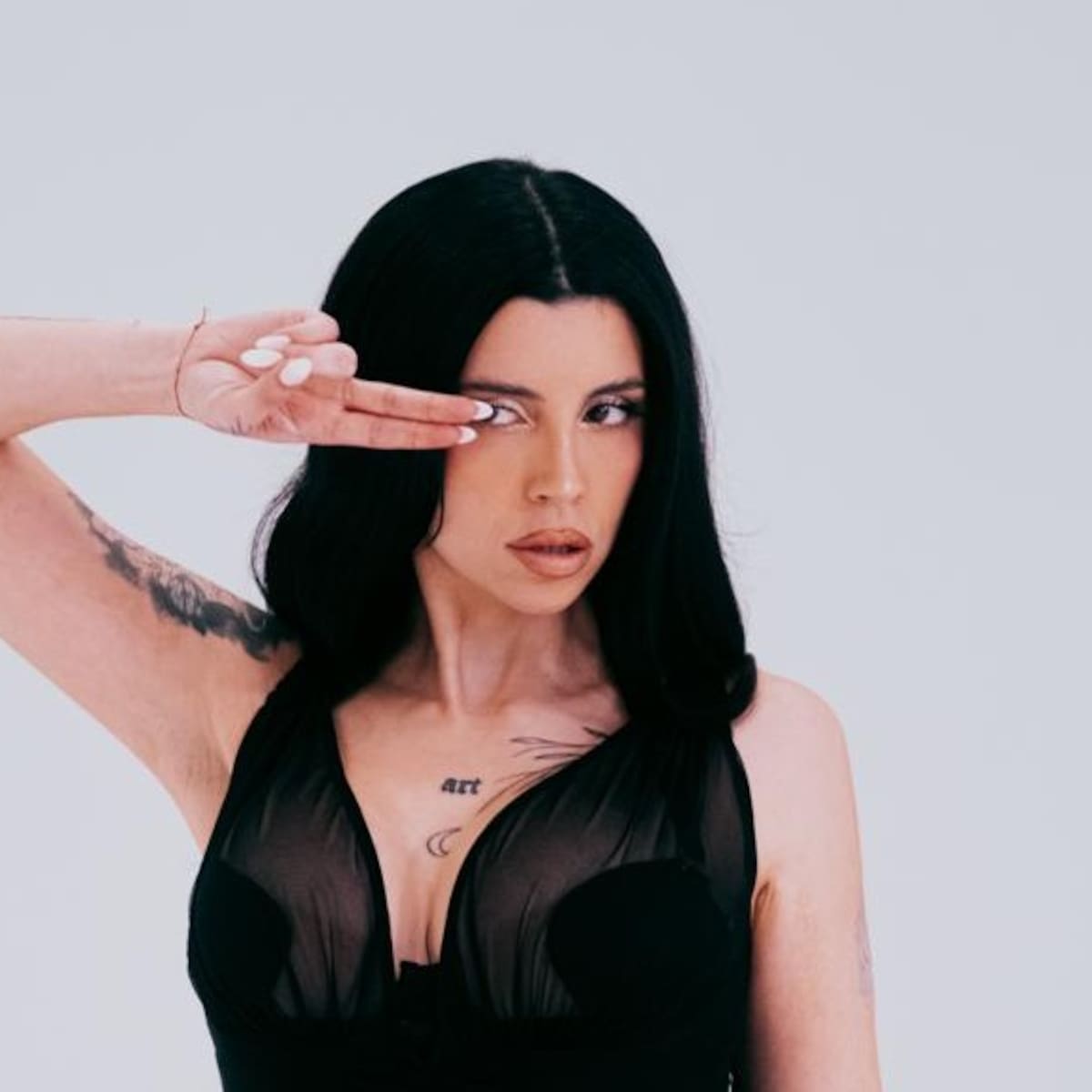 Naiara recupera un clásico de Las Grecas en su nuevo single 'Celos', el primer adelanto de 'La Española'