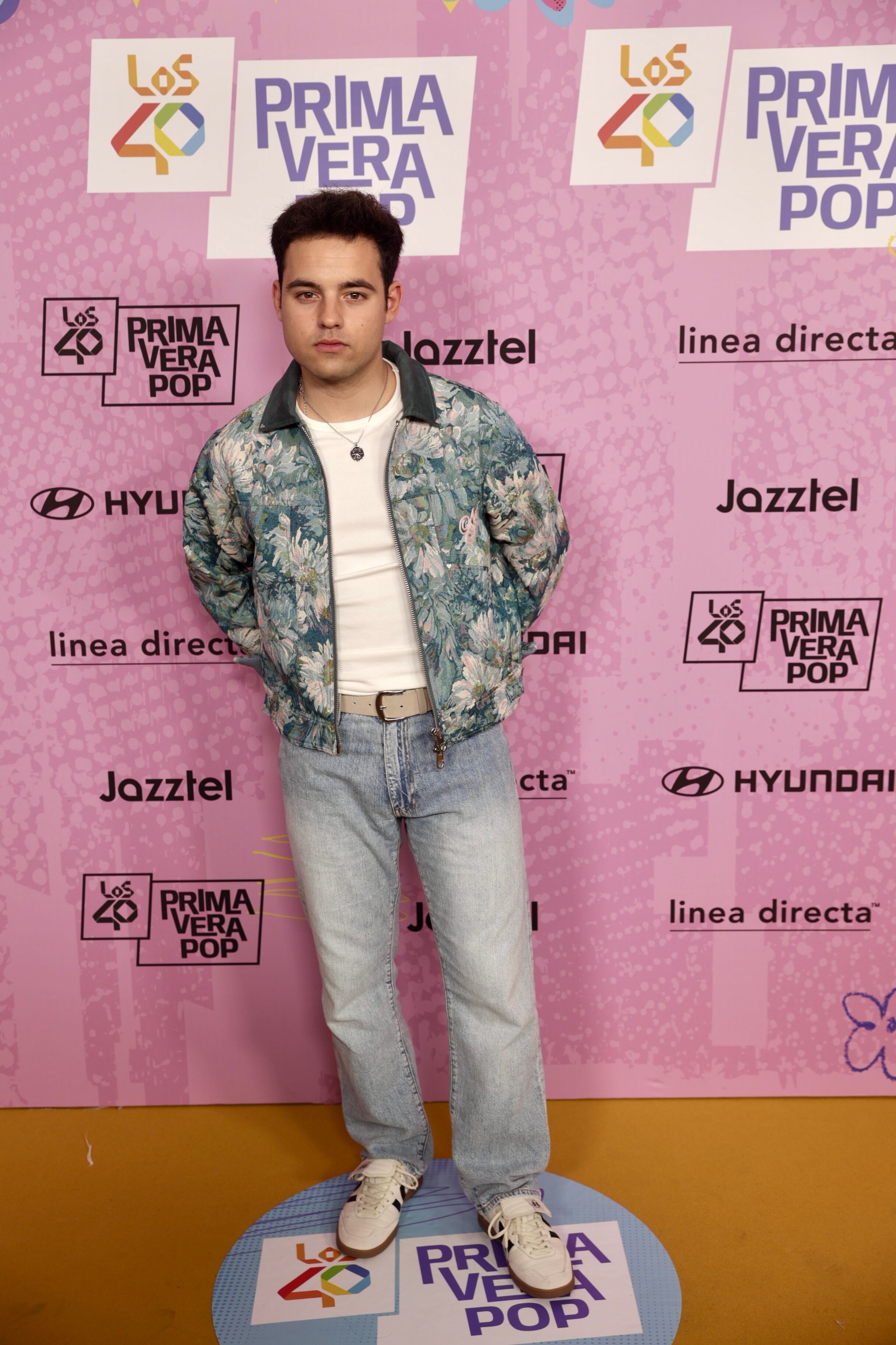 Cerramos el mes de marzo con 'Te Confieso' en el nº1 de nuestra lista. Gran momento para DePol que ha traído las flores primaverales en su chaqueta.