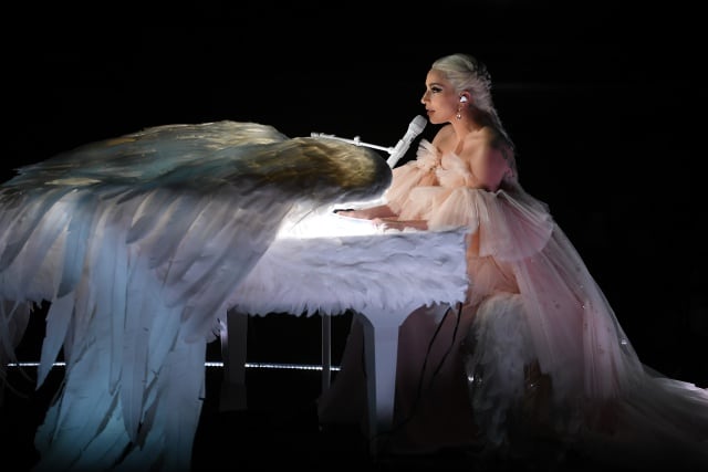 Lady Gaga tocando el piano