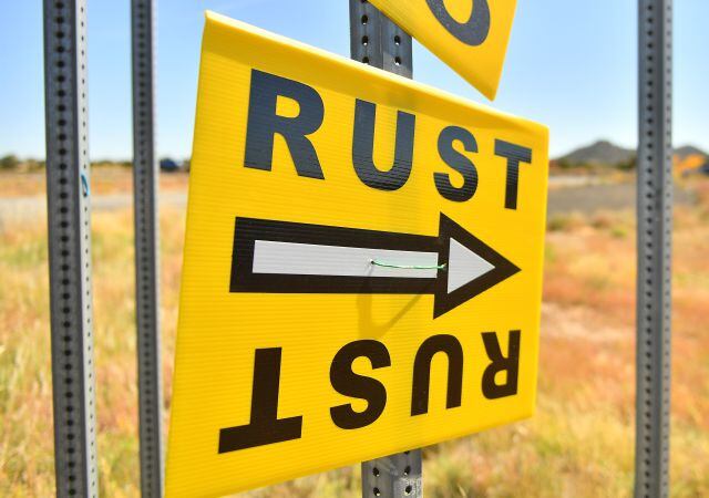 Señalamiento a la entrada del Bonanza Creek Ranch para el set de filmación de Rust