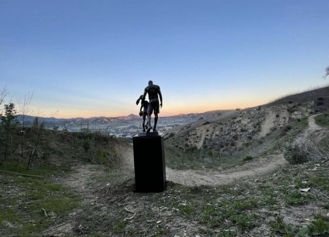 La estatua rinde homenaje a Kobe, Gianna y todas las víctimas del accidente de helicóptero en 2020