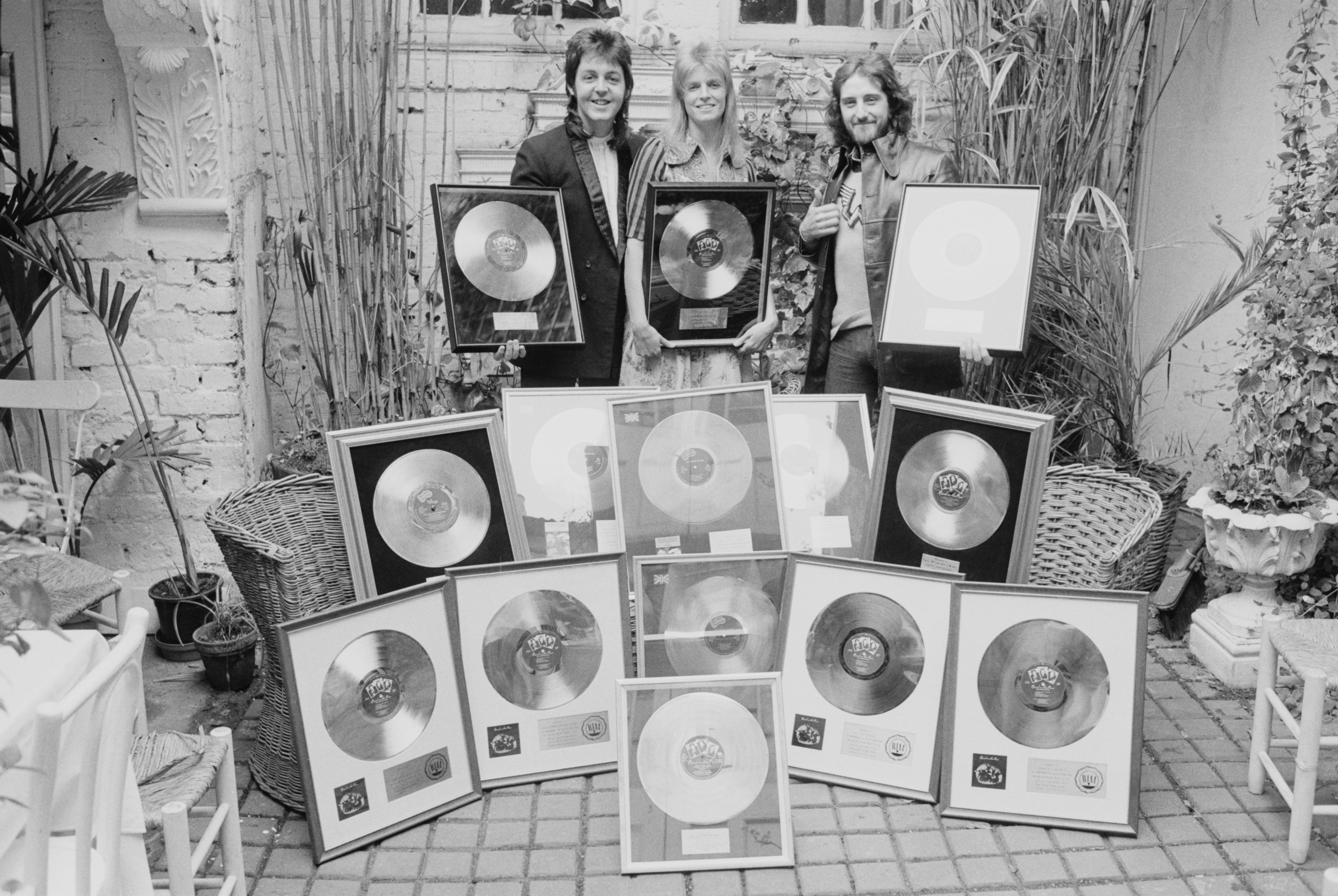 Paul McCartney, Linda McCartney y Denny Laine posan con los discos de oro premiados por su álbum &#039;Band On The Run&#039;, el 2 de mayo de 1974.