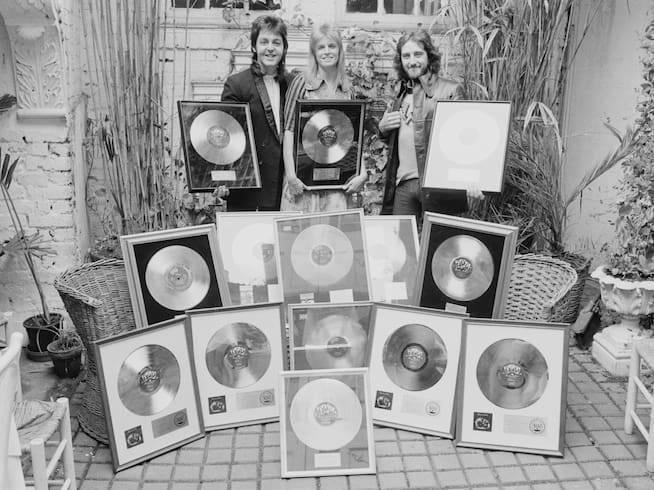 Paul McCartney, Linda McCartney y Denny Laine posan con los discos de oro premiados por su álbum &#039;Band On The Run&#039;, el 2 de mayo de 1974.