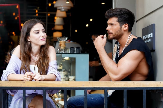 Ezgi İnal (Özge Gürel) y Özgür Atasoy (Can Yaman)