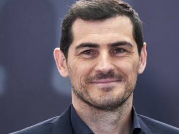 Iker Casillas planta cara al incendio de Navalacruz junto a decenas de voluntarios