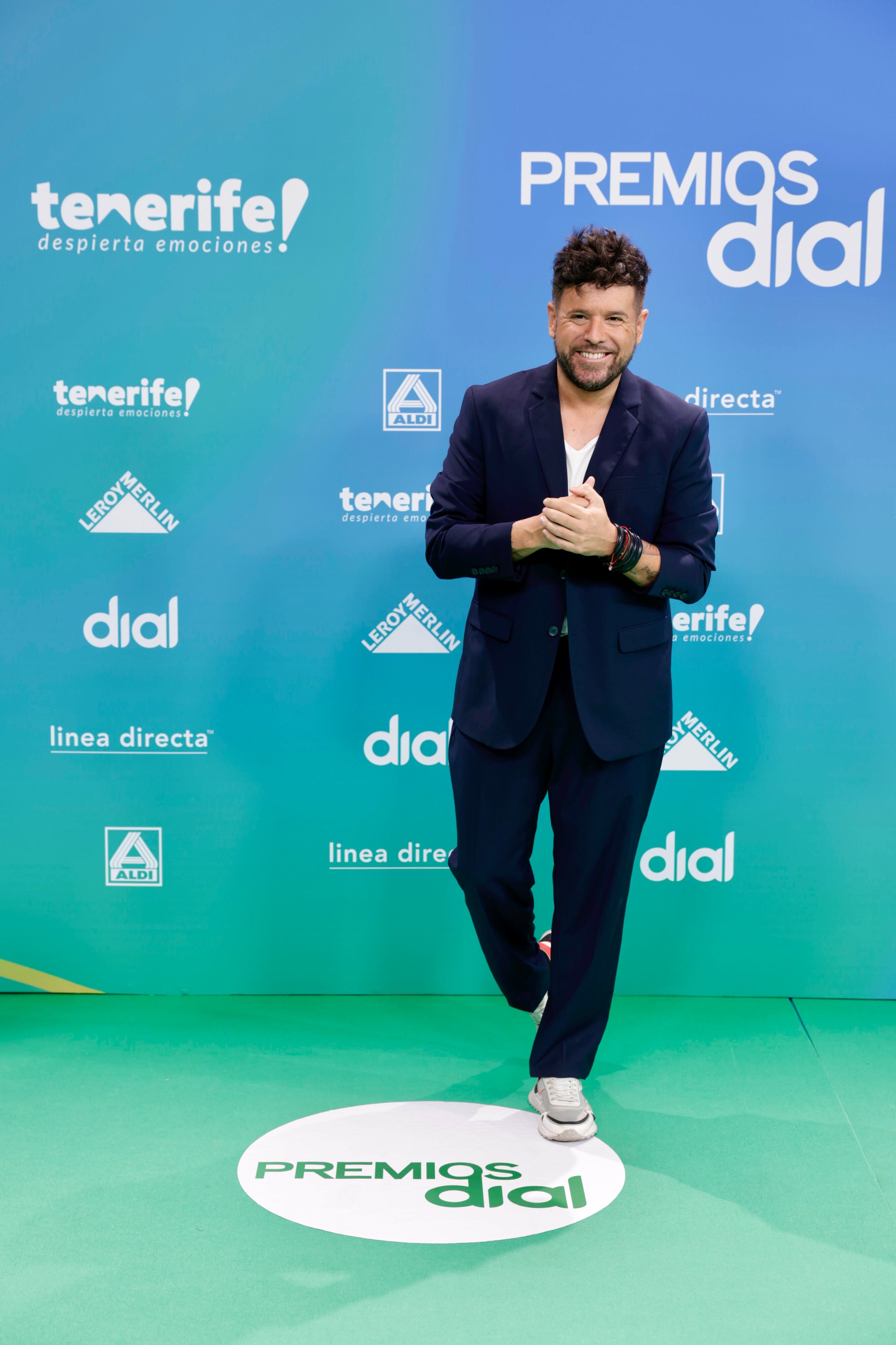 De malagueño a malagueño y de Pablo a Pablo. López no es de los que varían mucho su estilismo en las alfombras. Un traje negro con camiseta blanca que siempre resulta eficiente.