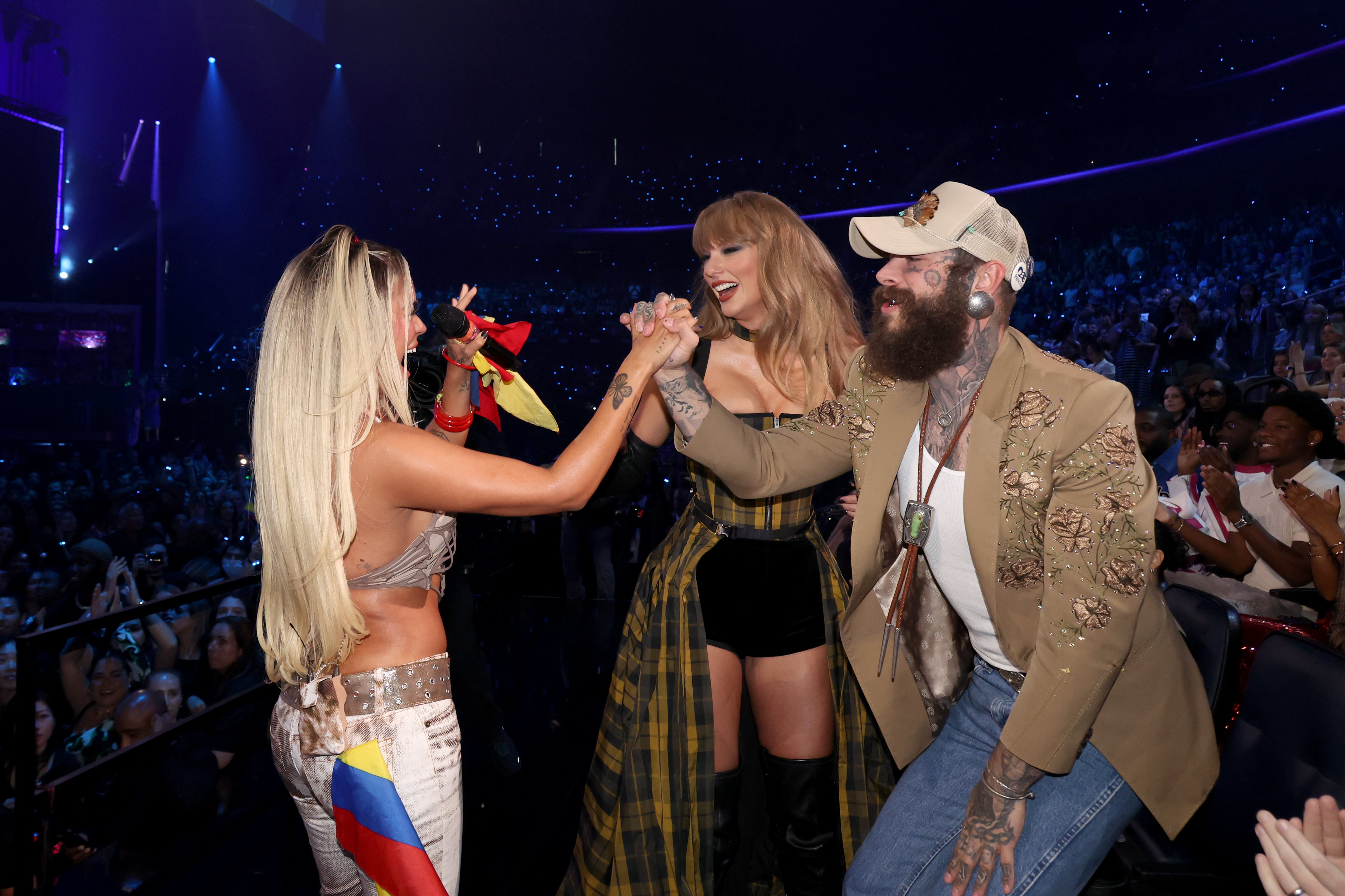 Karol G junto a Taylor Swift y Post Malone en los MTV Video Music Awards 2024