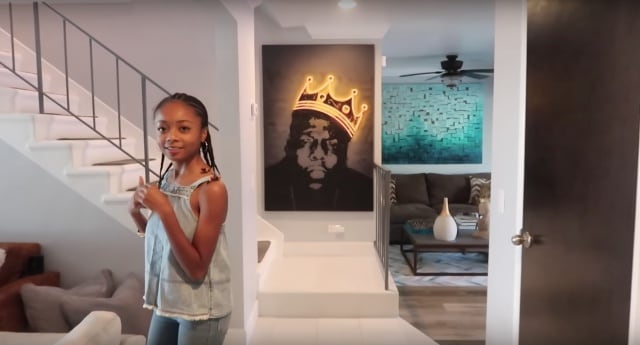 Skai Jackson junto al gigante retrato de Biggie en su casa