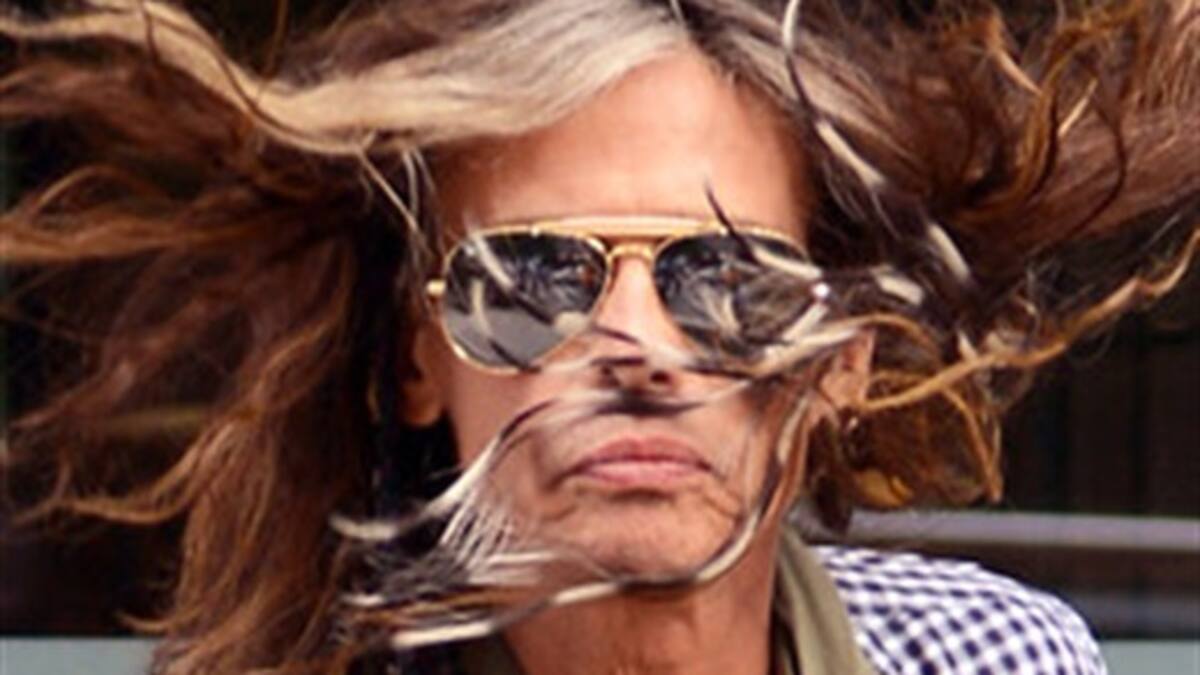 Steven Tyler revolviendo la basura