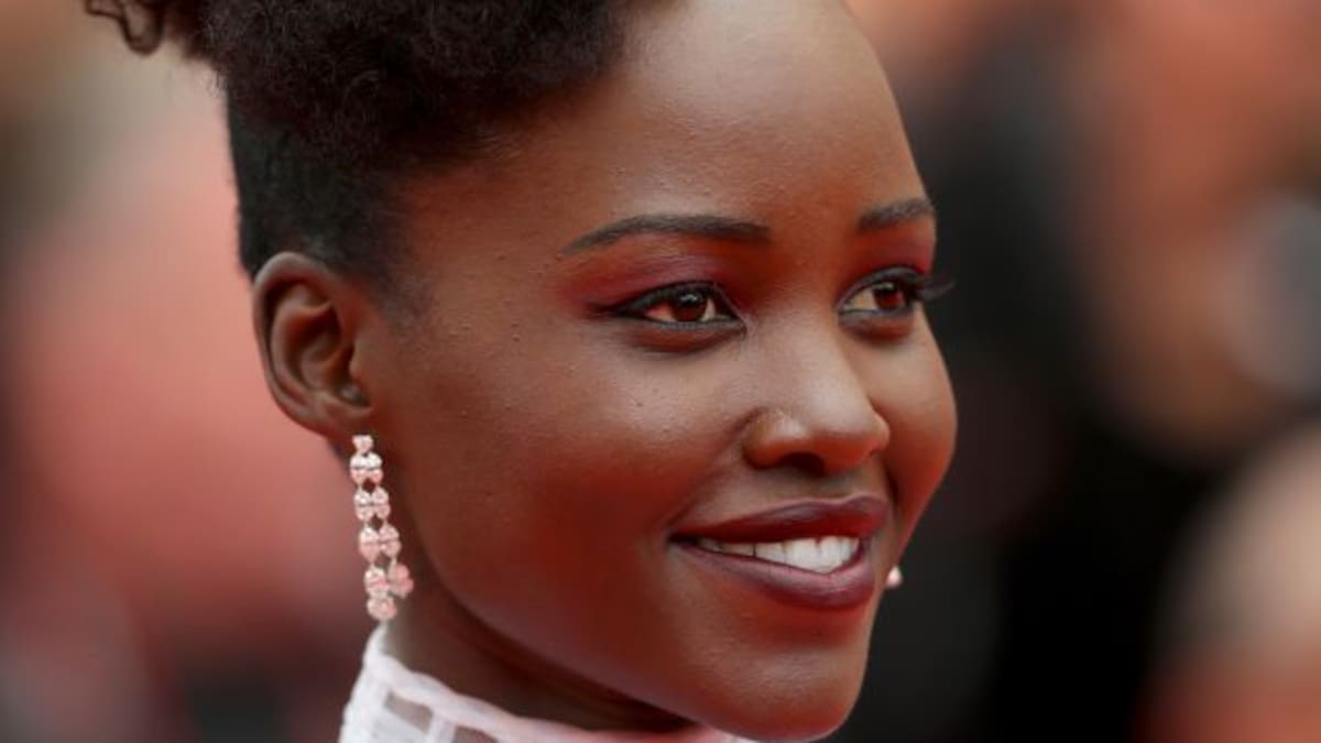 ¿Deben ir las chicas maquilladas a clase? Lupita Nyong’o lo tiene claro