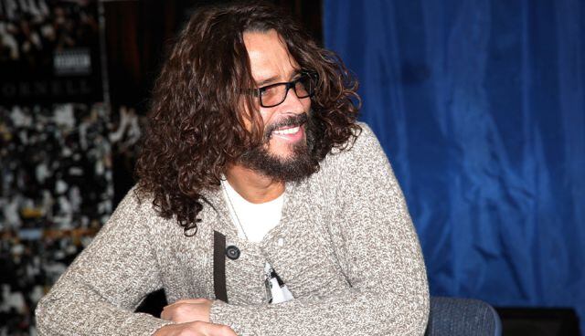 Chris Cornell sonriendo en firma de autógrafos