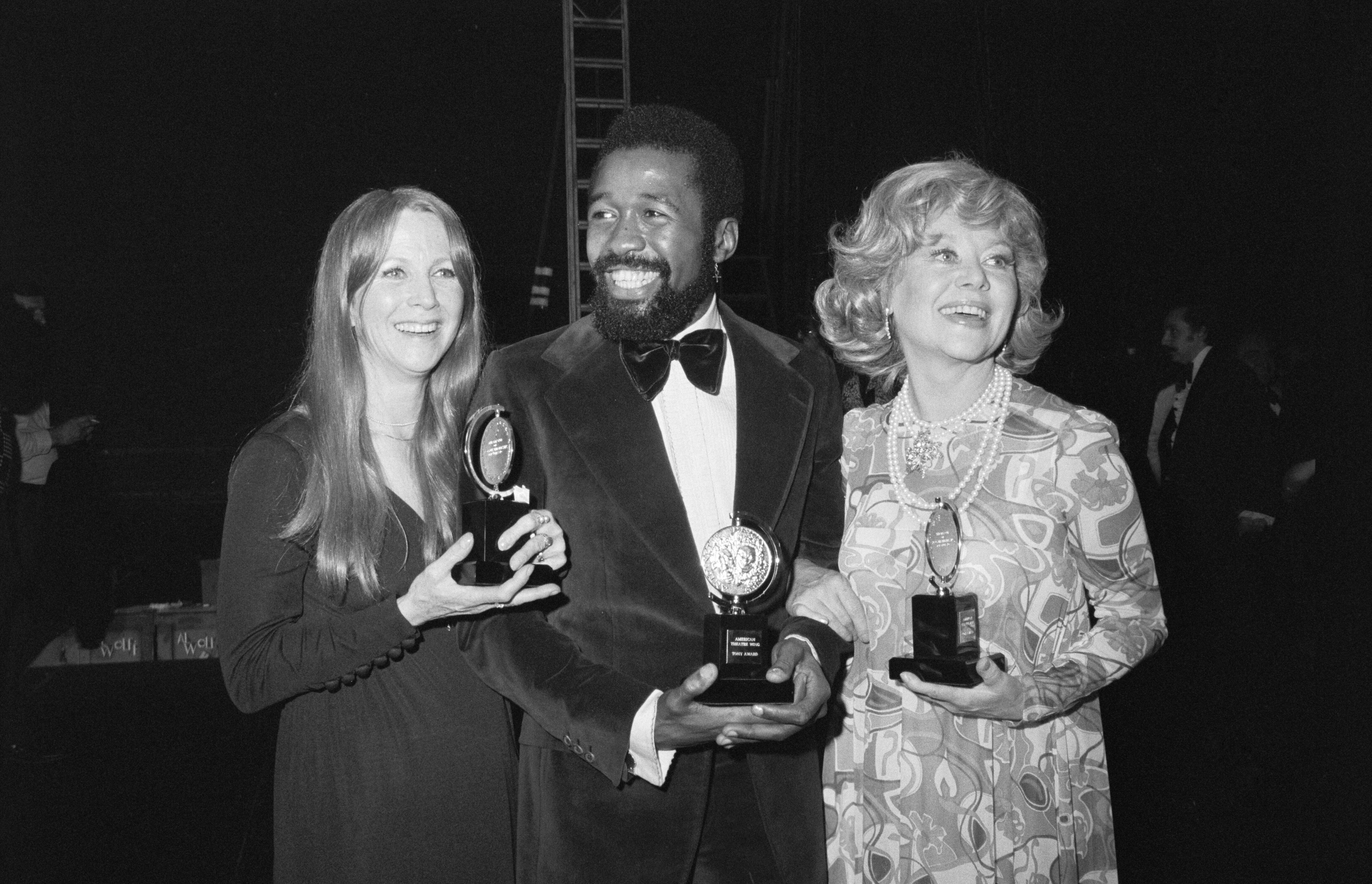 Glynis Johns celebrando su premio Tony como &quot;Mejor Actriz&quot;