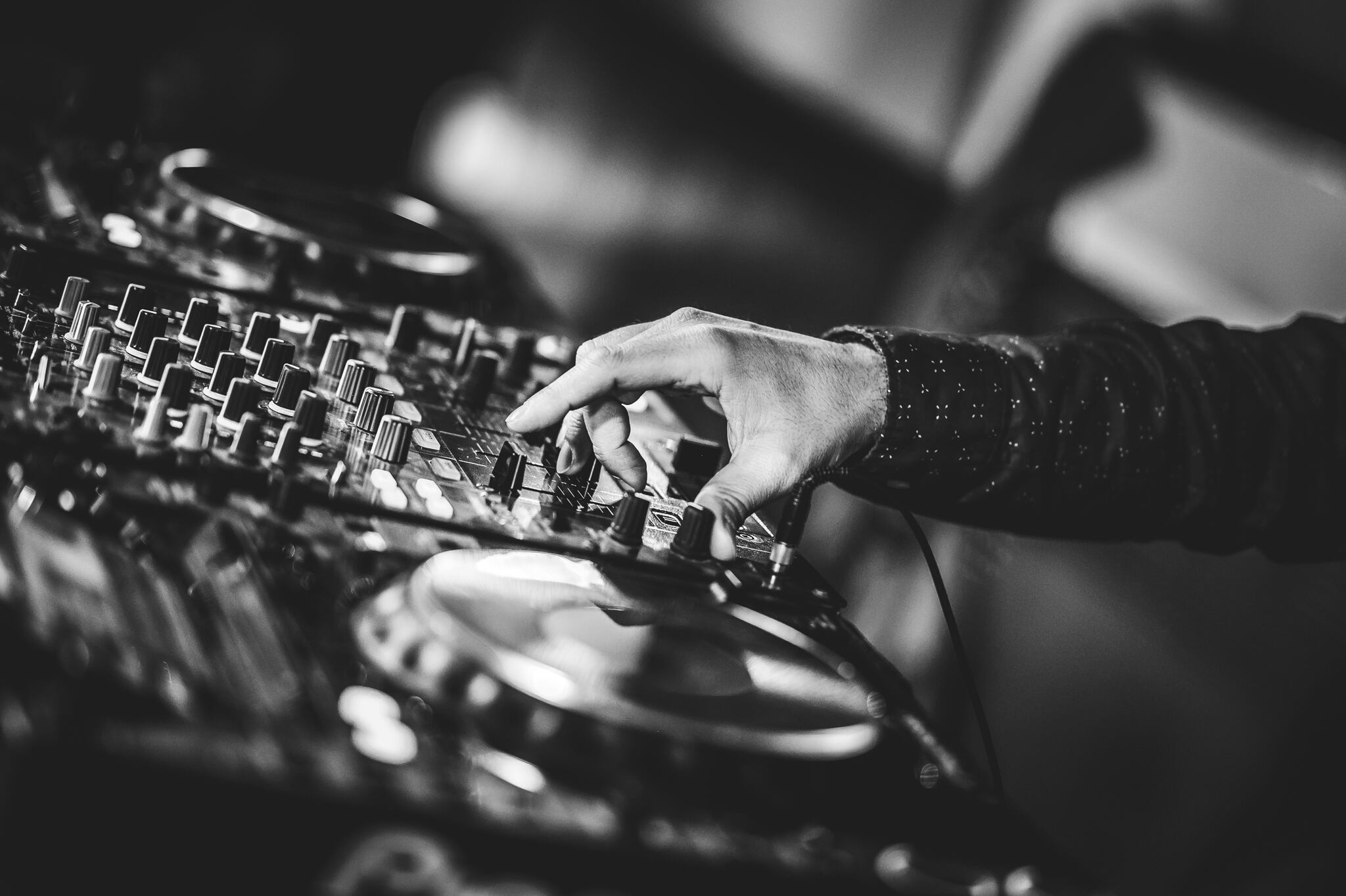 Edu Naranjo, manejando la mesa y poniendo la mejor música durante la fiesta.