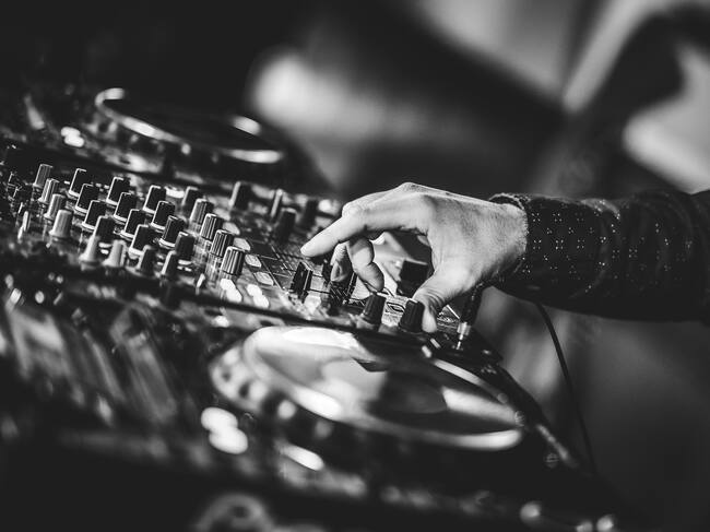 Edu Naranjo, manejando la mesa y poniendo la mejor música durante la fiesta.