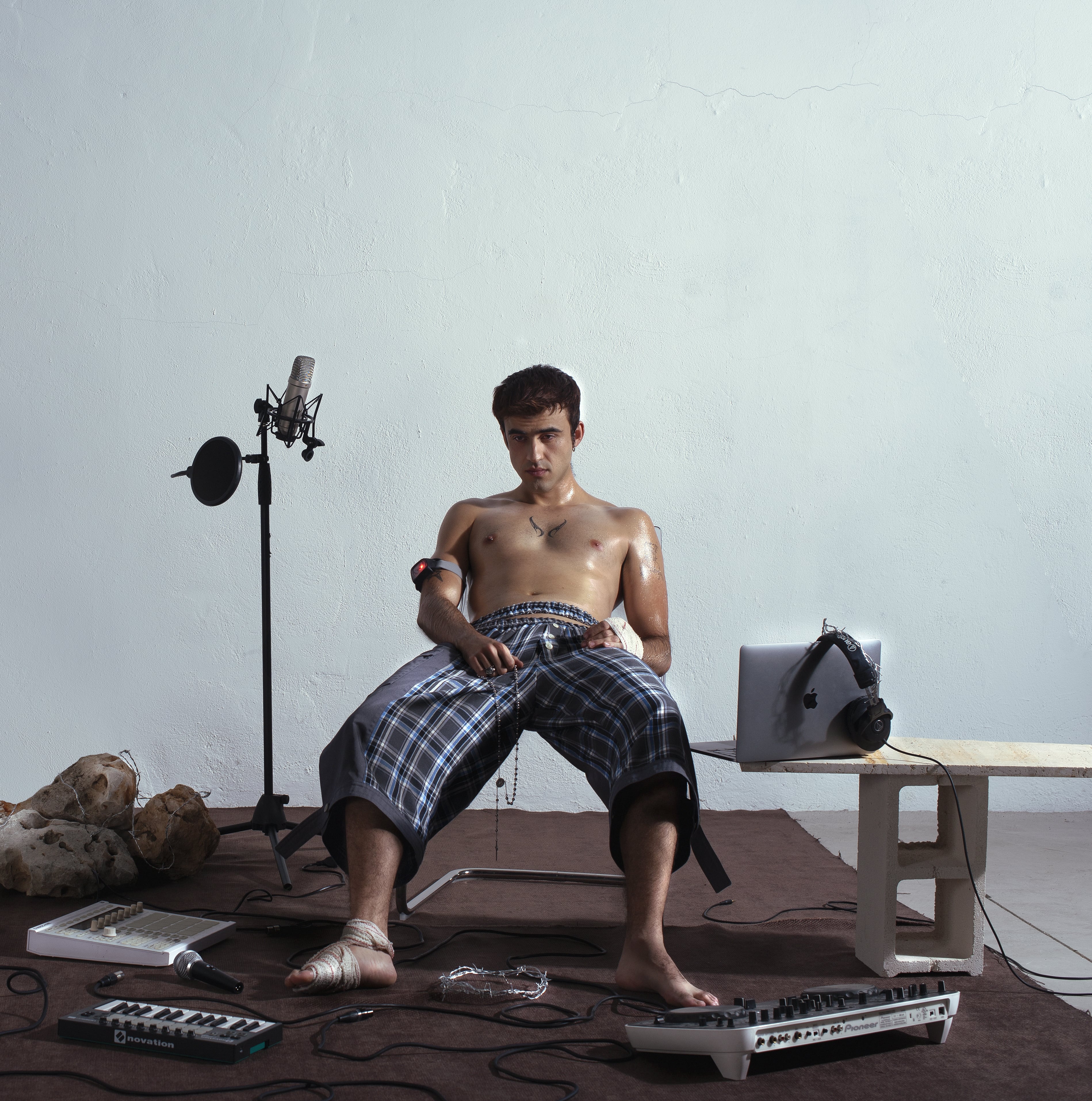 BAJOCERO X presenta su primer álbum de estudio 'Desquiciado', una mezcla de las tradición clásica española con una producción moderna y electrónica.