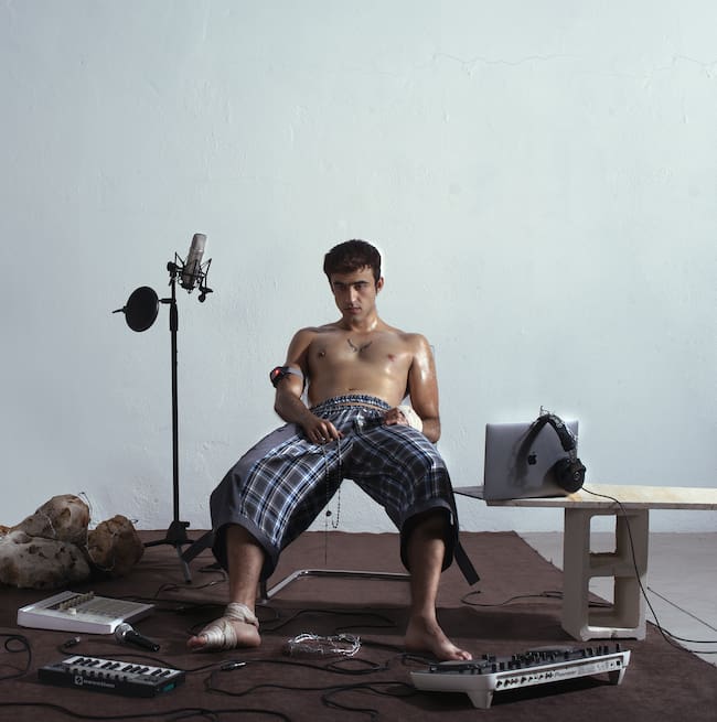 BAJOCERO X presenta su primer álbum de estudio 'Desquiciado', una mezcla de las tradición clásica española con una producción moderna y electrónica.