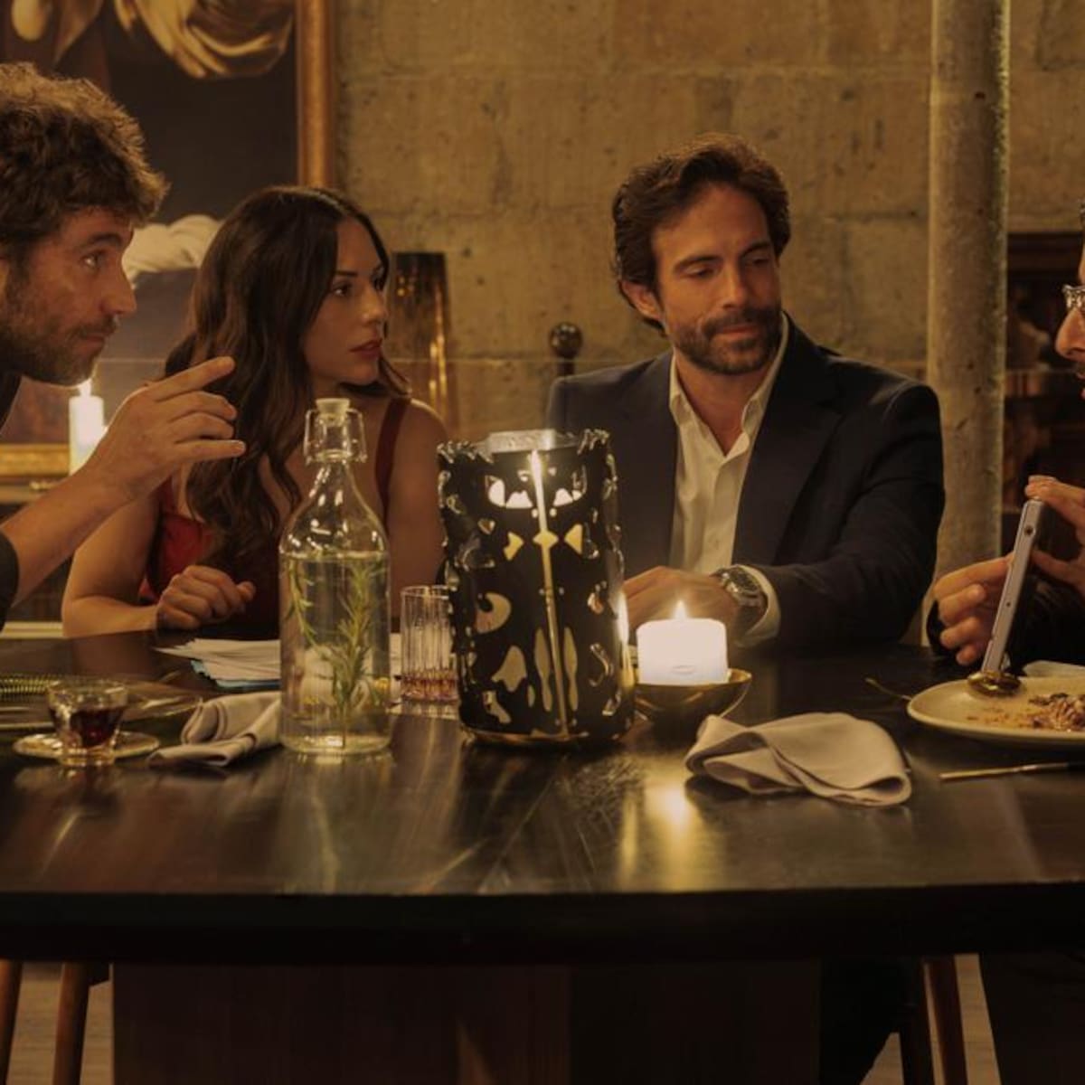 Las 4 grandes diferencias entre la serie de Netflix 'El Círculo' y la novela 'Los corruptores' de Jorge Zepeda Patterson en la que está basada