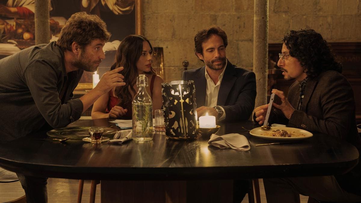 Las 4 grandes diferencias entre la serie de Netflix 'El Círculo' y la novela 'Los corruptores' de Jorge Zepeda Patterson en la que está basada